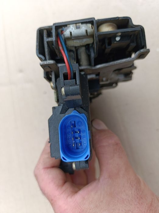 Замок задньої правої дверки Touran