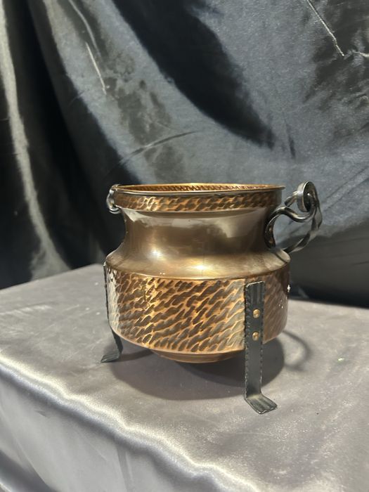 Miedziany Kwietnik Osłonka na Doniczkę Młotkowana, Kute Rączki i Nogi