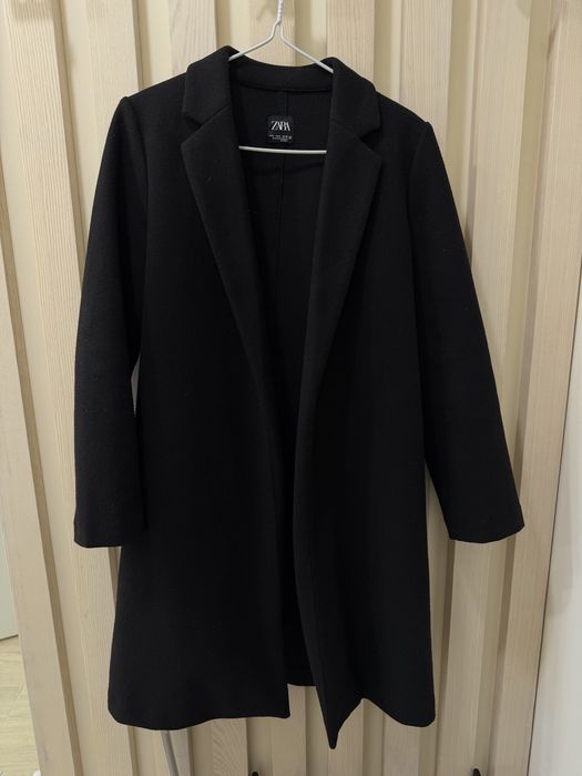 Черное пальто ZARA