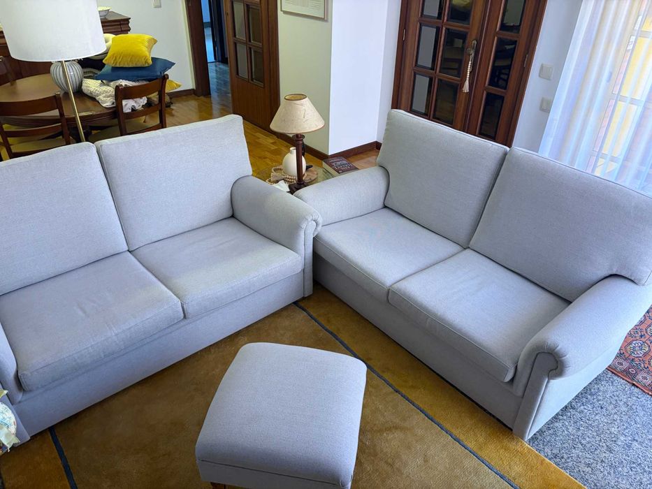 Conjunto de Sala: 2 Sofás de 2 Lugares + Banqueta/Puff (Tecido Cinza-Claro)