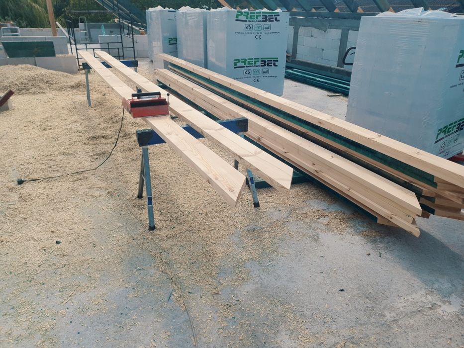 Struganie heblowanie drewna na budowie strug hebel