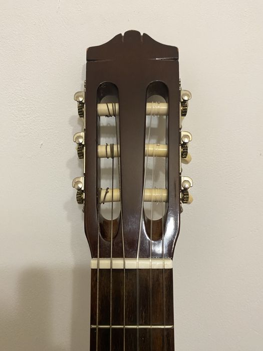 Продам акустическую гитару Yamaha C40