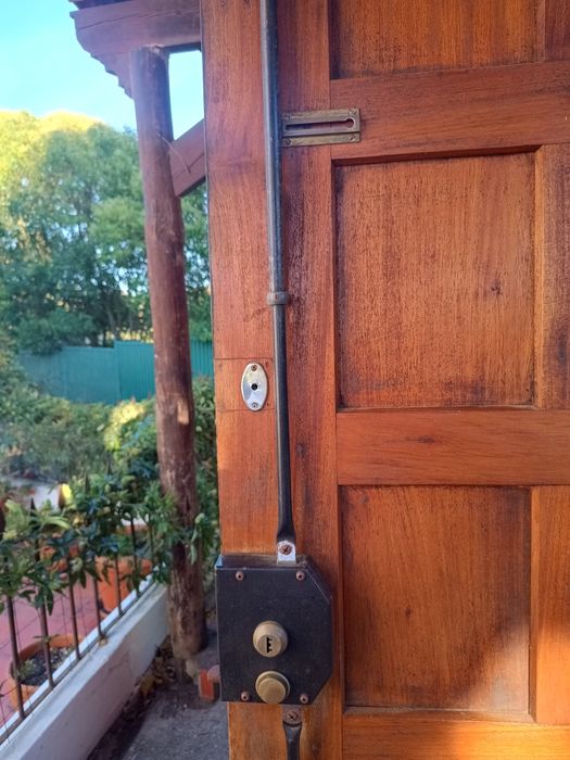 Porta mogno com fechadura
