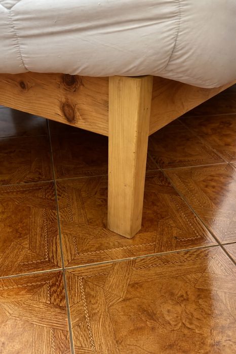 Cama de madeira clara