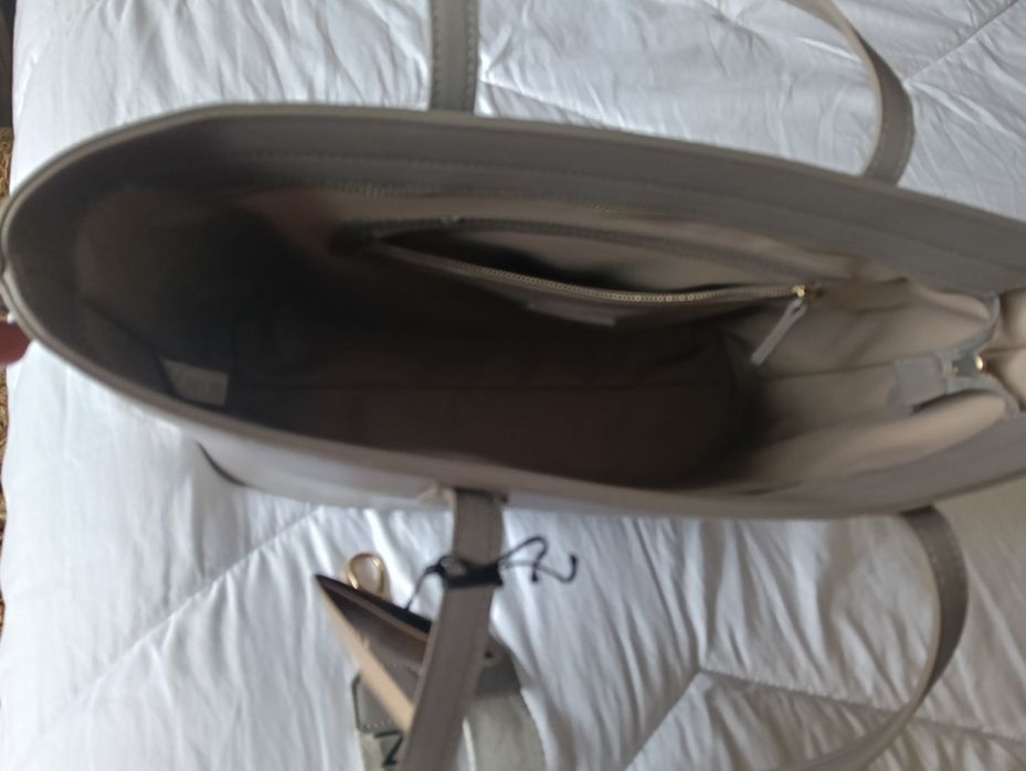 Mala Valentino  em cinzento