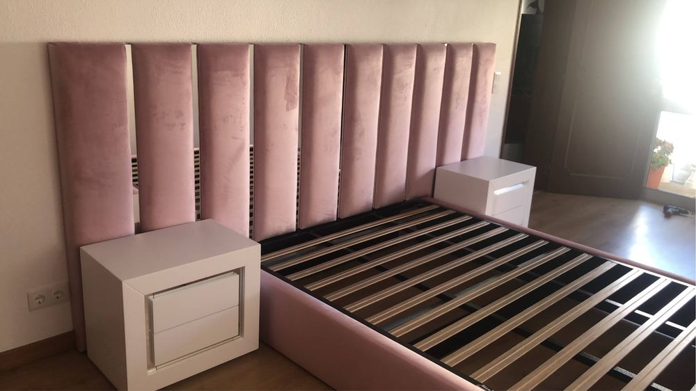 Cama de casal com mesas de cabeceira