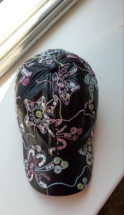 Черная кепка на девочку весенне-осенняя плотная в отличном состоянии.