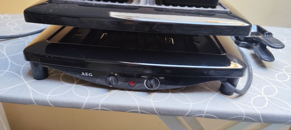 Sprzedam grill elektryczny raclette AEG z 8 łopatkami