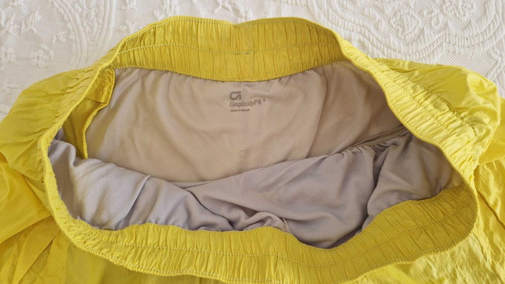 Calções Gap Body Fit amarelos, tamanho S