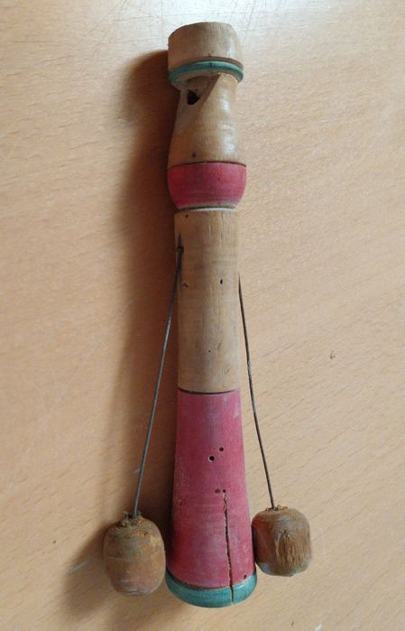 Brinquedo antigo em madeira.