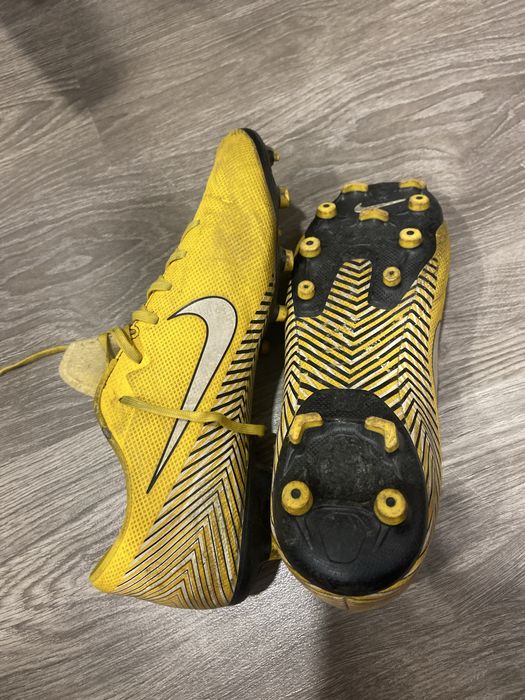 chuteira amarela da nike tamanho 42,5