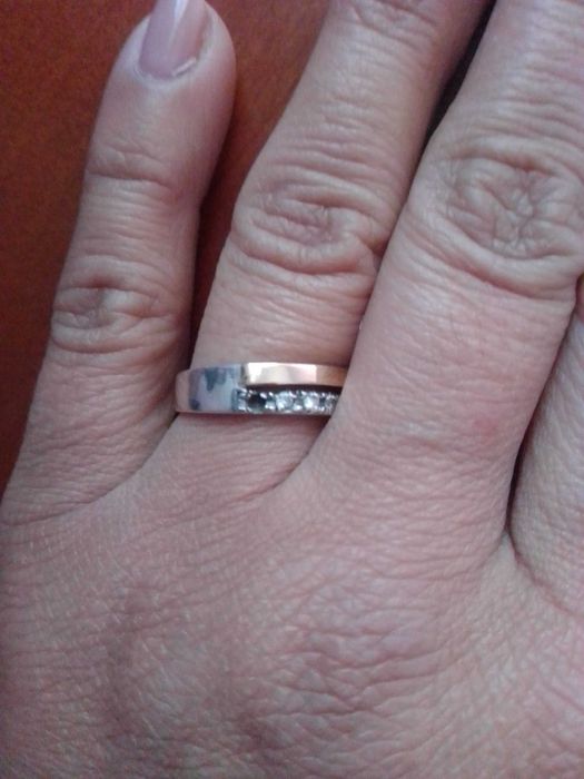 Anel em prata dourada com pedras