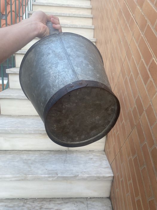 Bilha antiga em metal galvanizado (rústica)