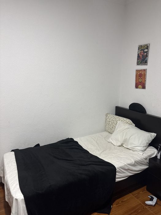 Cama solteiro preta em otimo estado