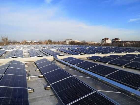 Монтаж сонячних панелей інвертора систем резервного живлення