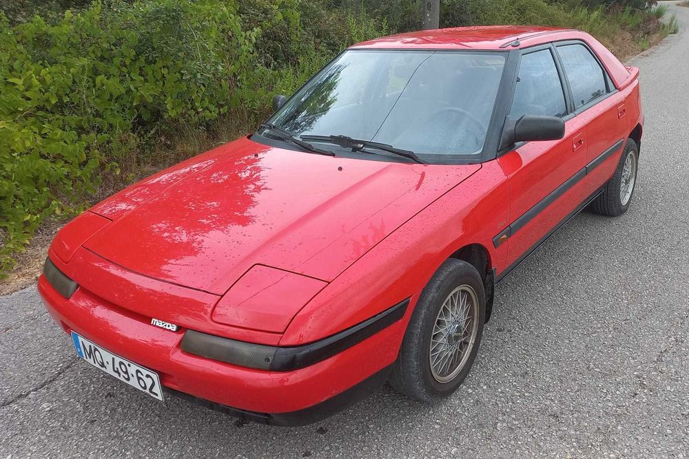 Mazda 323f Vermelho
