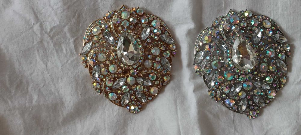 0,5CM/9CM BROSZE ZAWIE Dwufunkcyjne „Diamentowy Świt” – Złoty i Srebrny posiada aż po dwa niezależne zapięcia szpilkowe z tyłu oraz specjalne uszka,