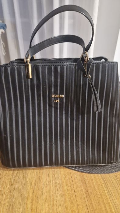 Czarna torebka   Guess