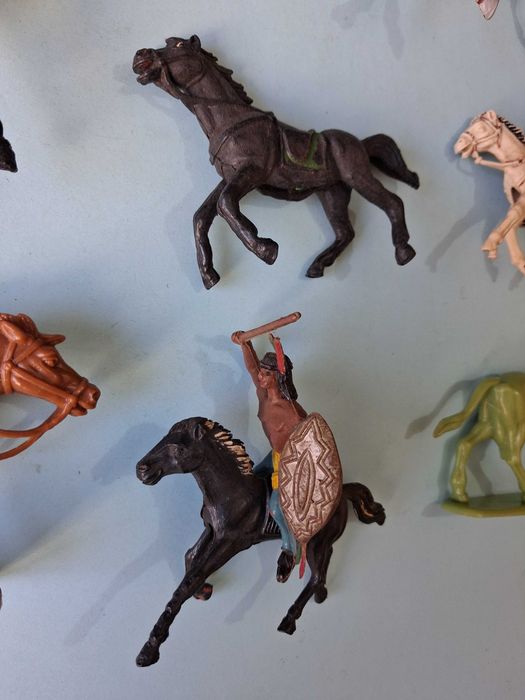12 Bonecos [animais] plástico rígido "Velho Oeste" . Ver fotos.