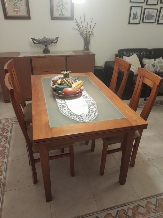 Conjunto mesa e quatro cadeiras.