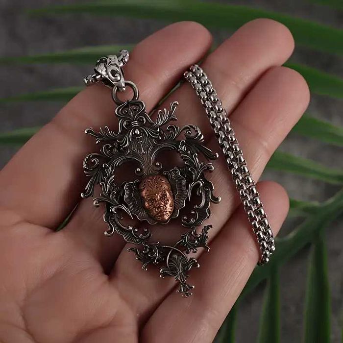 Ожерелье с подвеской в виде головы ведьмы