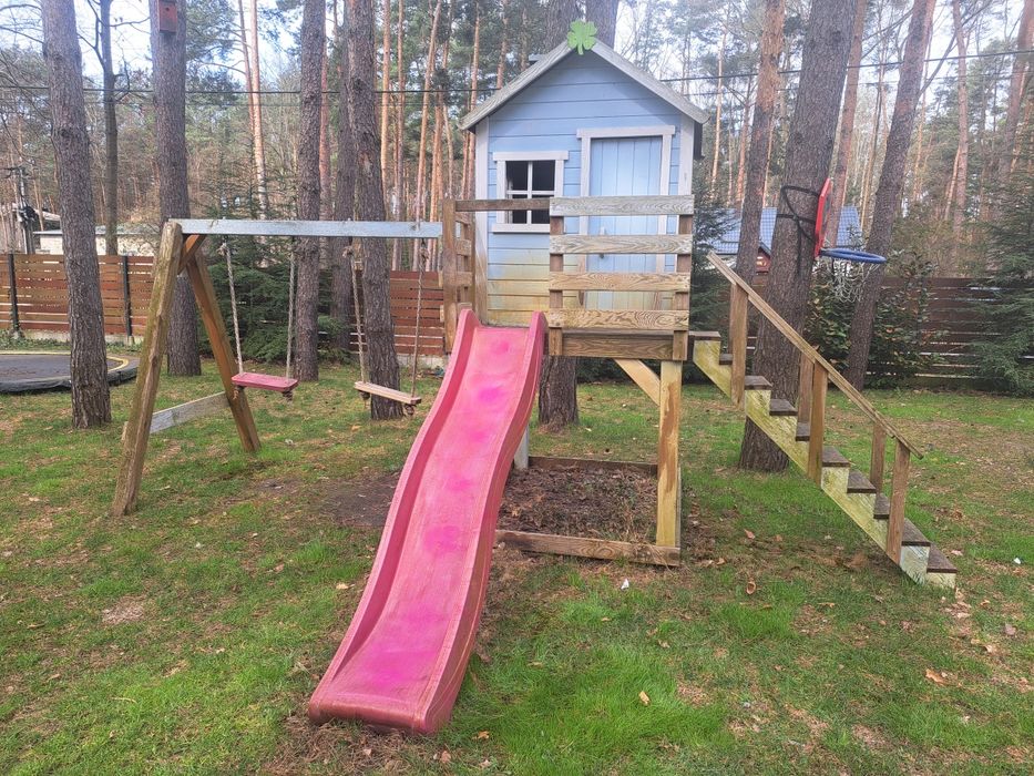 Domek drewniany plac zabaw ze zjeżdżalnią i huśtawkami dla dzieci