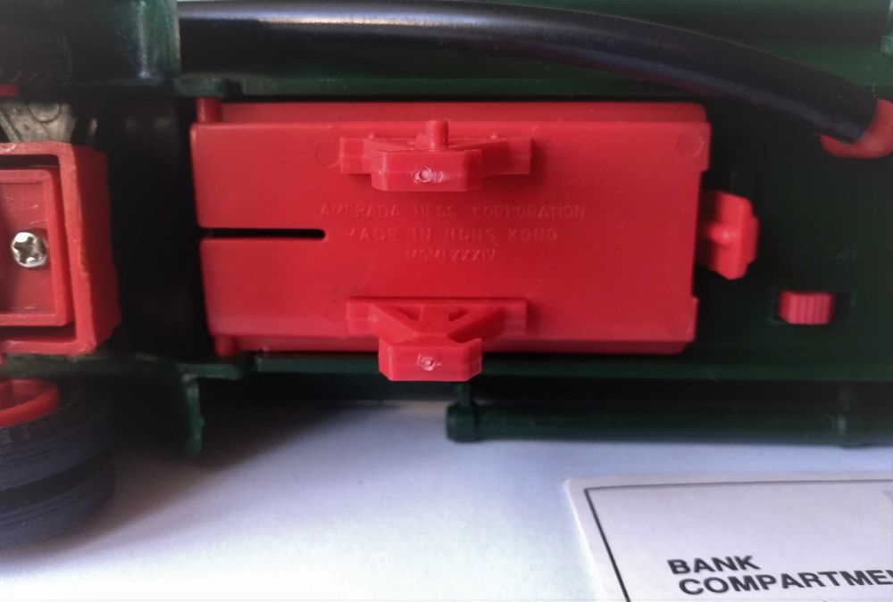 Raro camião e semi reboque, com publicidade à Hess Oil. Ver descrição