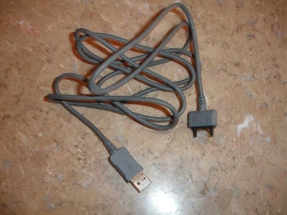 Vários cabos para telemóvel e tablet