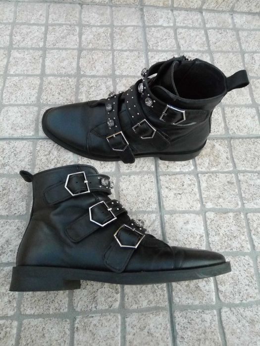 Botas pele Stradivarius Pretas rasas chuva pérolas