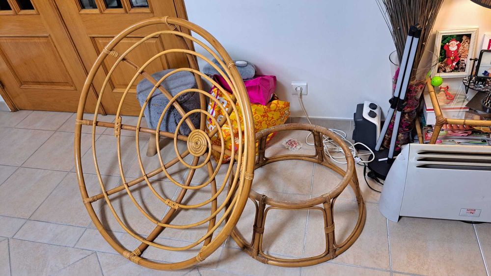 Sofá de bambú formato redondo e côncavo com almofada própria hamovível, sala ou jardim, 20 euros para despachar, a quem vier buscar.