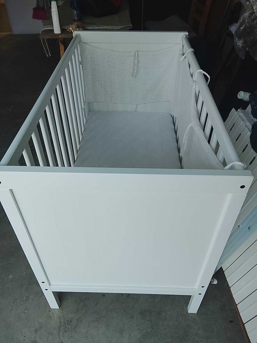 Cama de bebé em madeira, branca