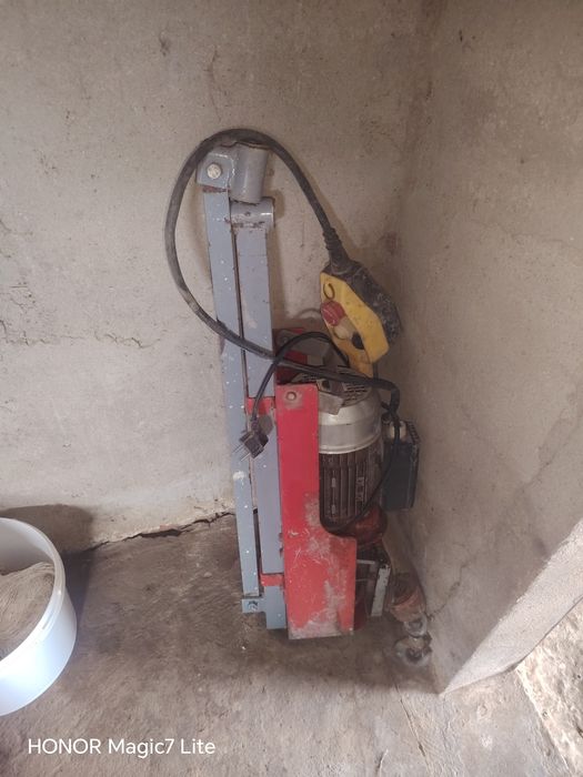 Guincho de obra com apoio