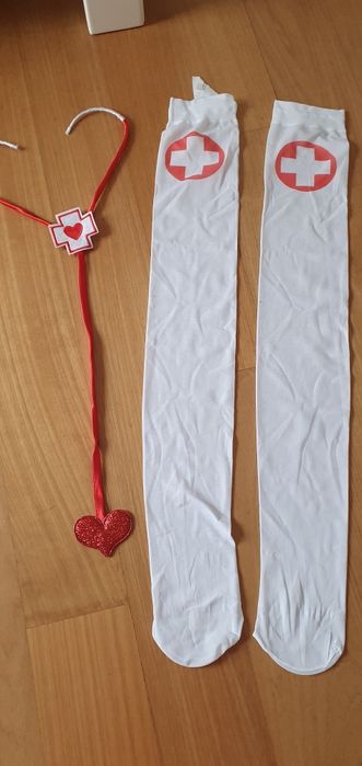 Meias e colar de enfermeira