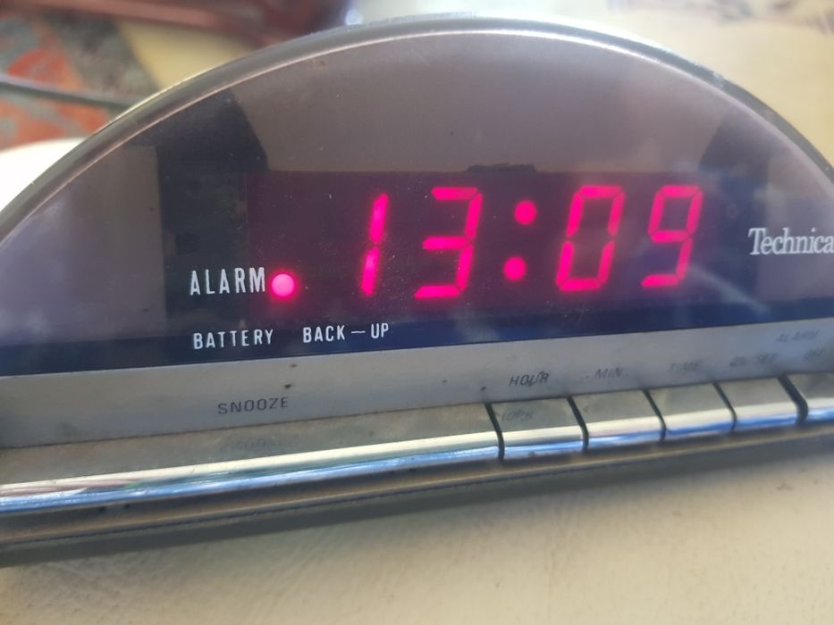 zegarek z wyświetlaczem i budzikiem