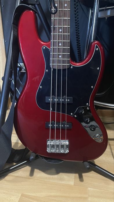 Squier Affinity Jazz Bass Candy Apple Red