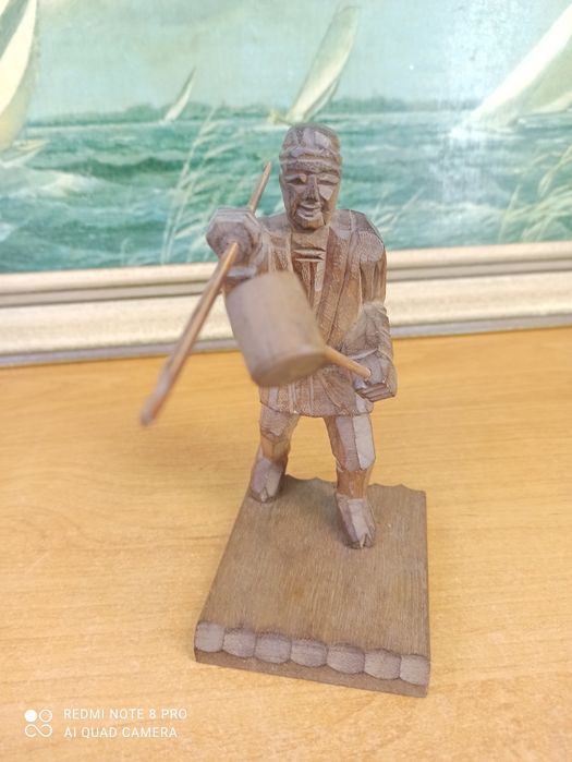 Drewniana figurka rzeźbiona – Tragarz / Drwal z młotem