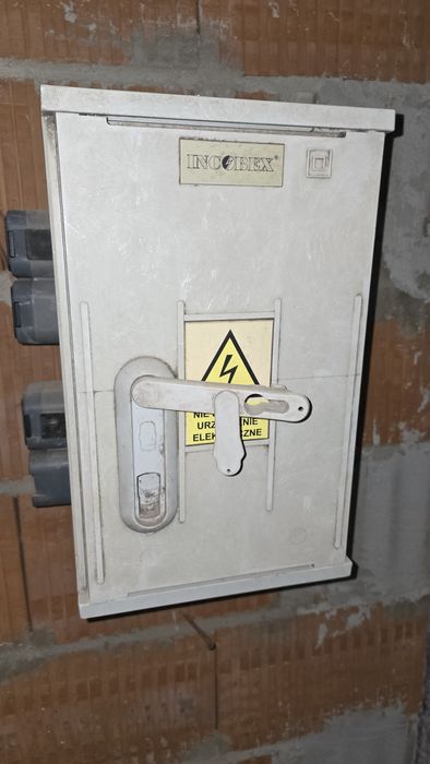 Skrzynka elektryczna na budowę