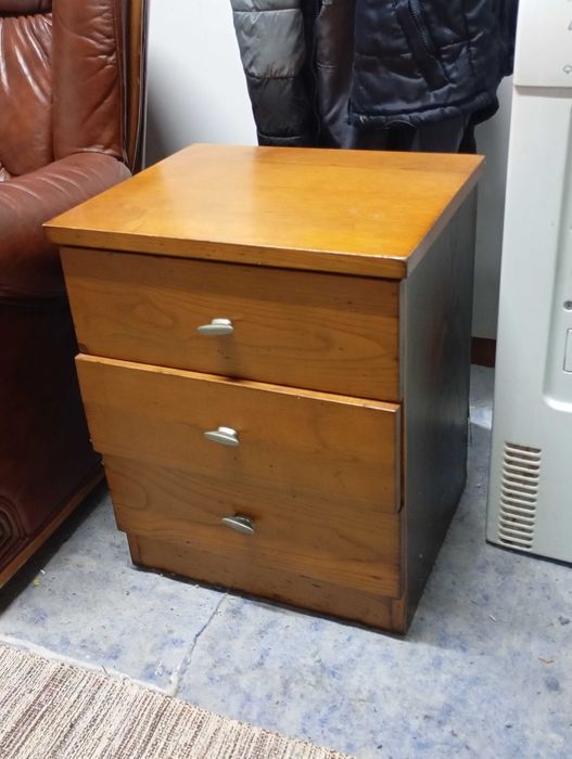 Mesinha de cabeceira usada (madeira genuína)