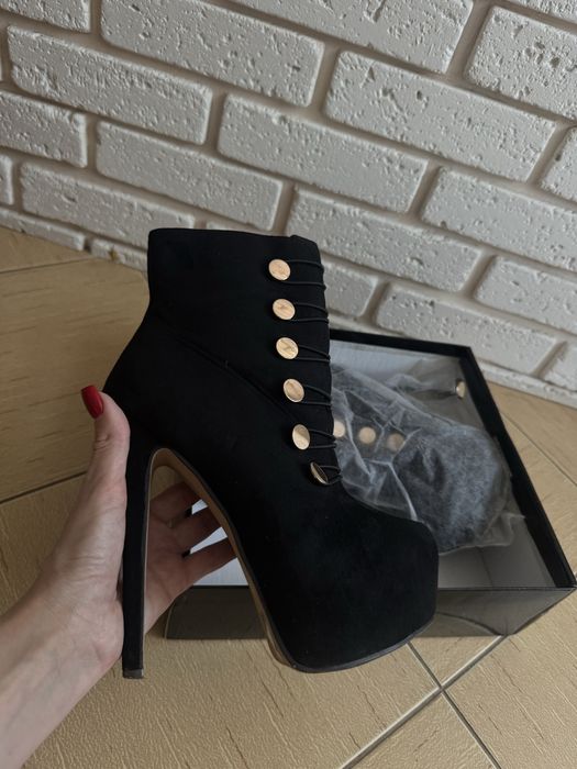 Продам чобітки ботильйони