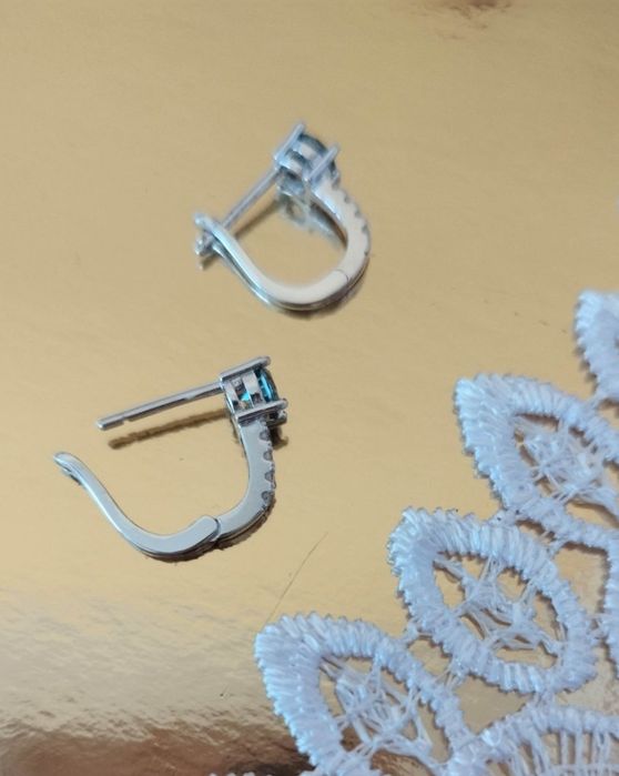 Срібні сережки в подарунковій коробці.