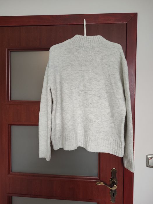 Jasny ciepły sweter damski