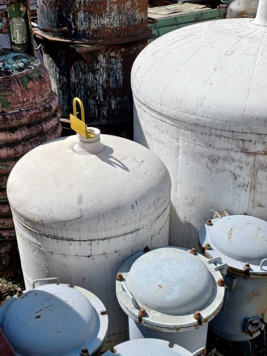 Фторопластовые (тефлоновые) емкости объемом 400л и 2000л