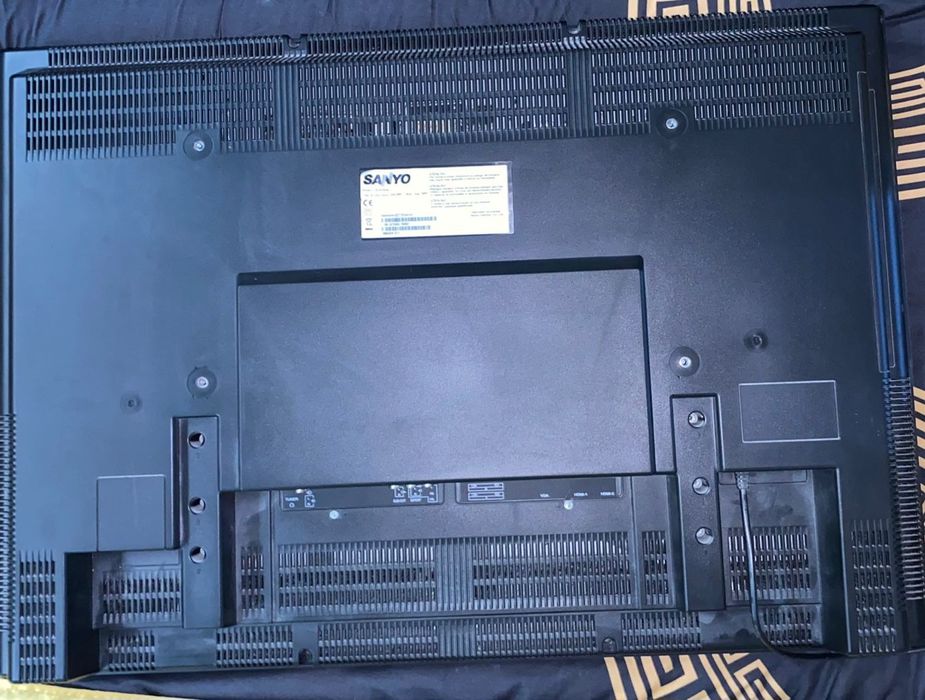 Vendo TV  SANYO   com comando