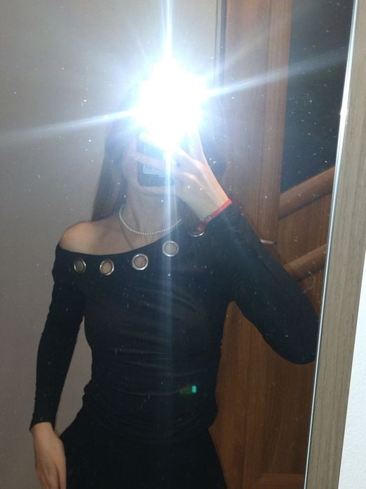 Bluzka czarna asymetryczny dekolt dopasowana na jedno ramię długi