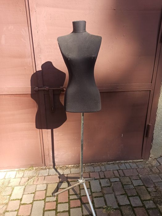 Жіночий манекен, манекени на хромованій нозі