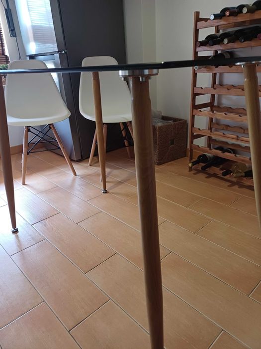 Mesa de cozinha em vidro com pés de madeira
