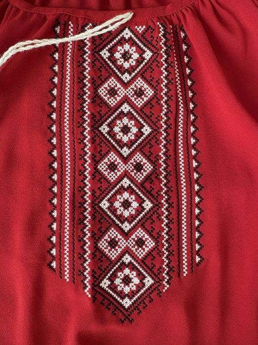 Красива жіноча вишиванка