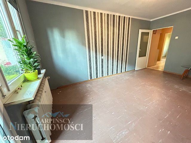 2 pokoje, niskie piętro, świetna lokalizacja.