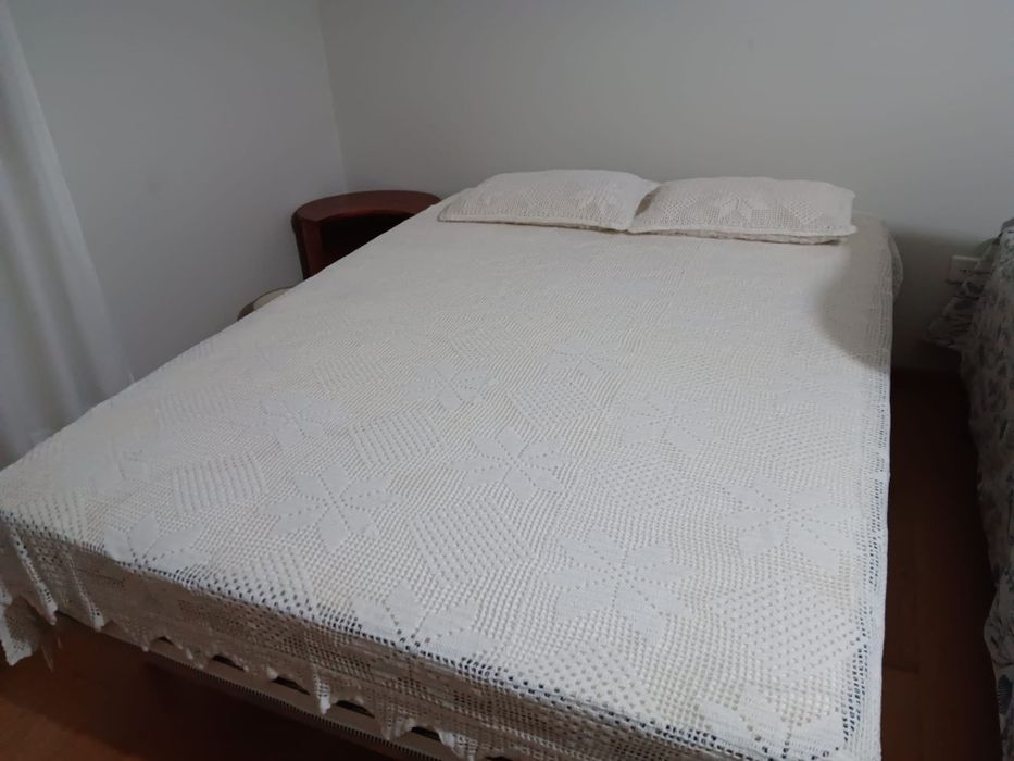 Coberta e fronhas de crochê (almofadas incluídas)