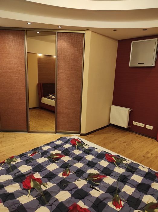 Центр, вул. Соборності, 50, 3-и кімн. квартира.